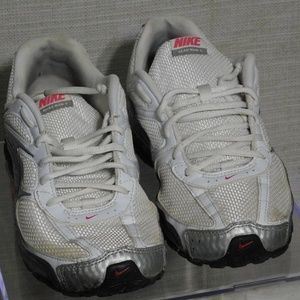 WOMENS NIKE PEAX RUN 5 SIZE 8.5